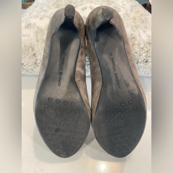 Suede Adrienne Vittadini Gray Heels Pump Shoe Minimalist Quiet Luxury Size 8 - Picture 2 of 5